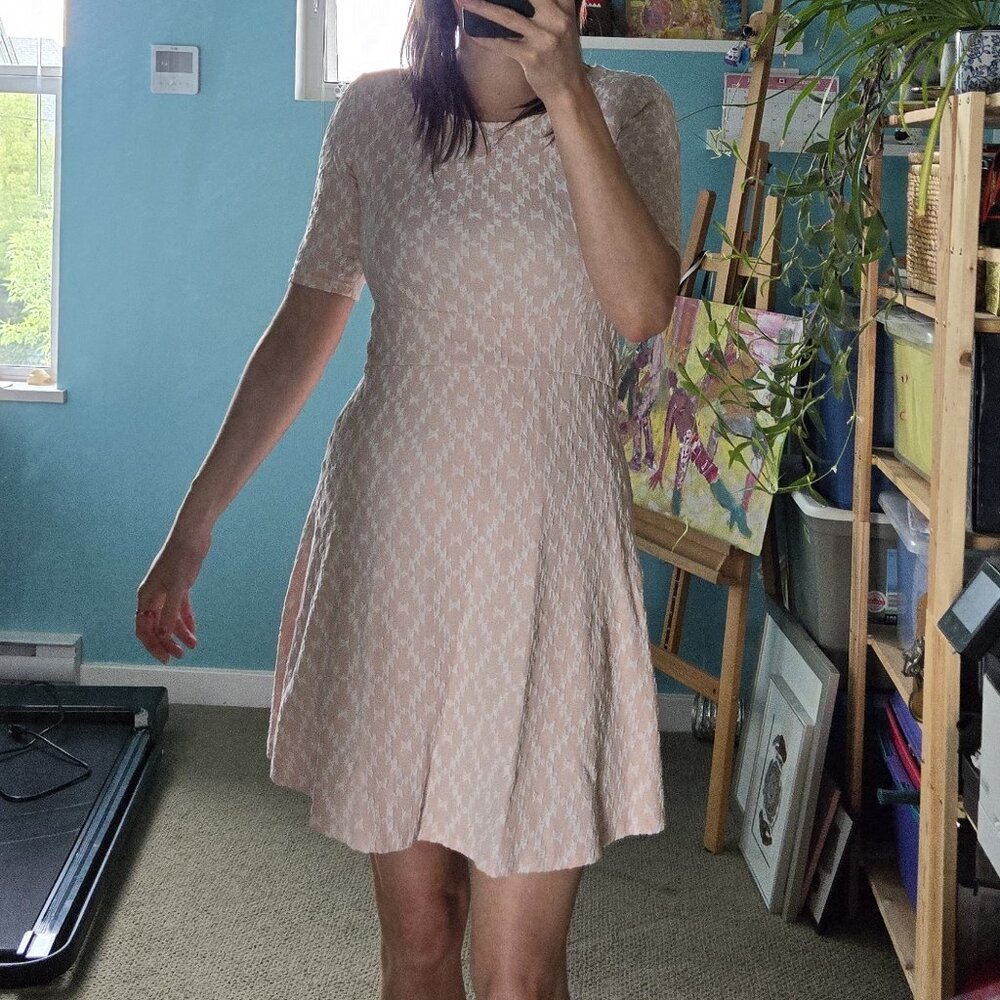 Stunning light pink mini fit & flare dress, white geometrical pattern, size UK10